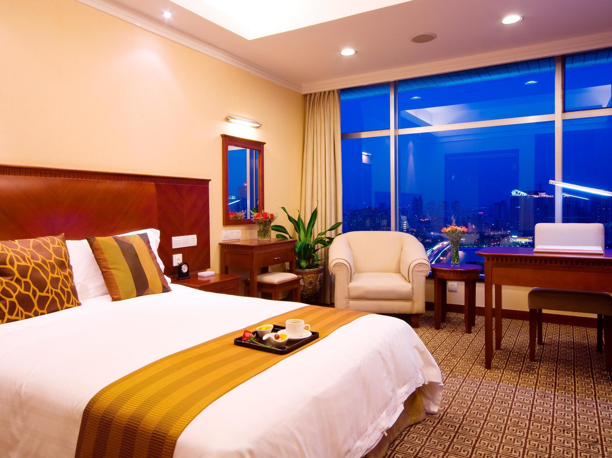 Ramada By Wyndham Pearl Hotel 4*